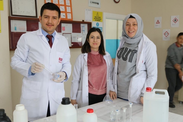 Kendi Yaptıkları Dezenfektanla Okullarını Virüse Karşı Koruyorlar