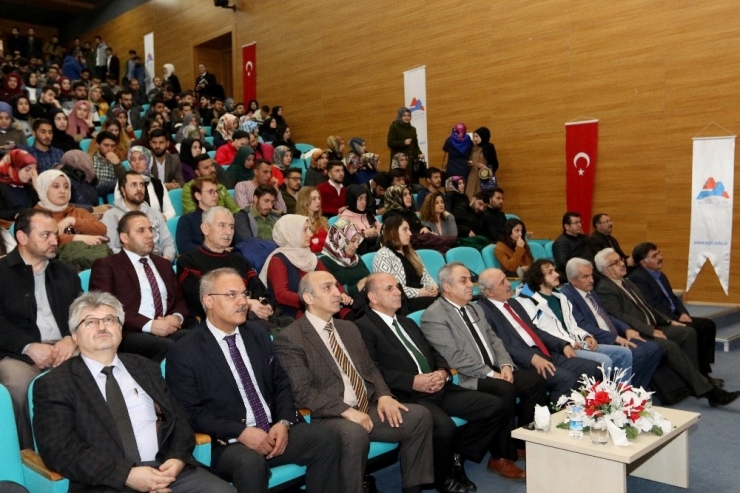 Aiçü’de “Hakk’ın Sesi Mehmet Akif” Konulu Konferans Düzenlendi