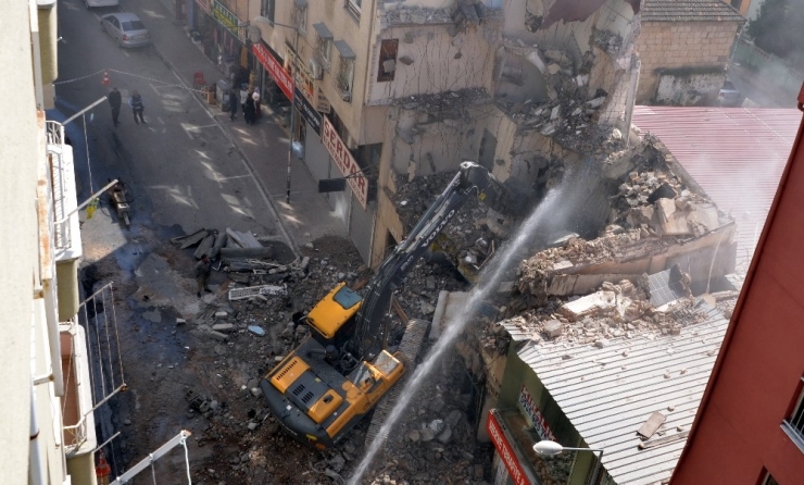 Akdeniz’de Çökme Riski Olan 3 Katlı Bina Kontrollü Şekilde Yıkıldı