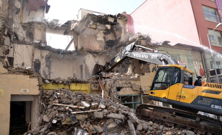Akdeniz’de Çökme Riski Olan 3 Katlı Bina Kontrollü Şekilde Yıkıldı