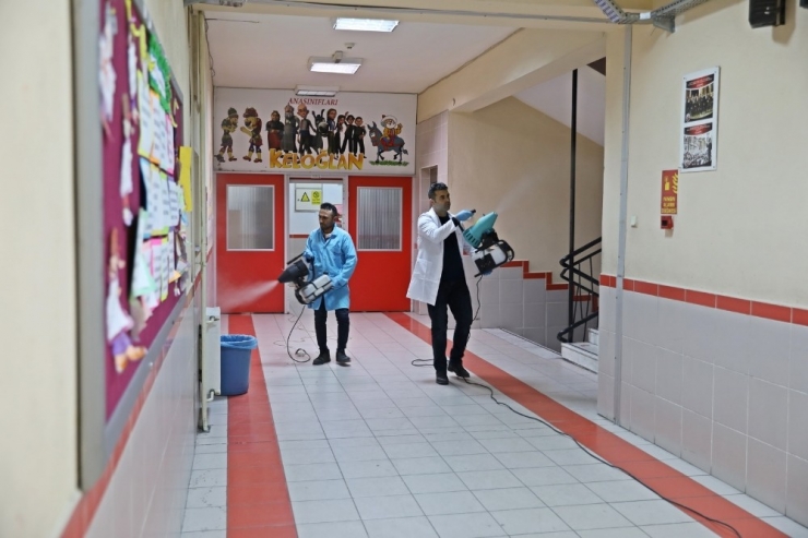 Akhisar’da Okullar Virüs Tehdidine Karşı Dezenfekte Ediliyor