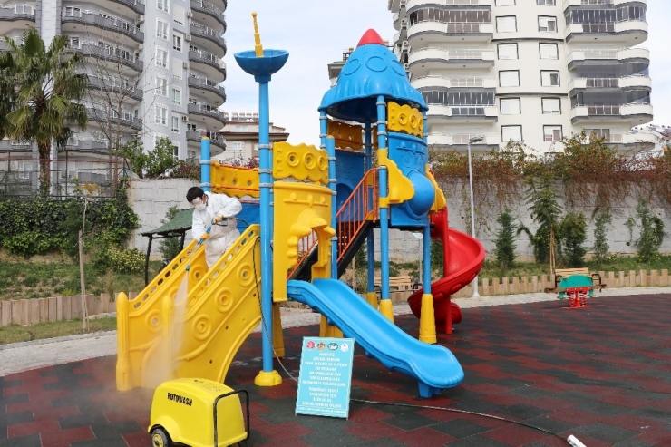 Alanya’da Çocuk Parklarına Dezenfekte
