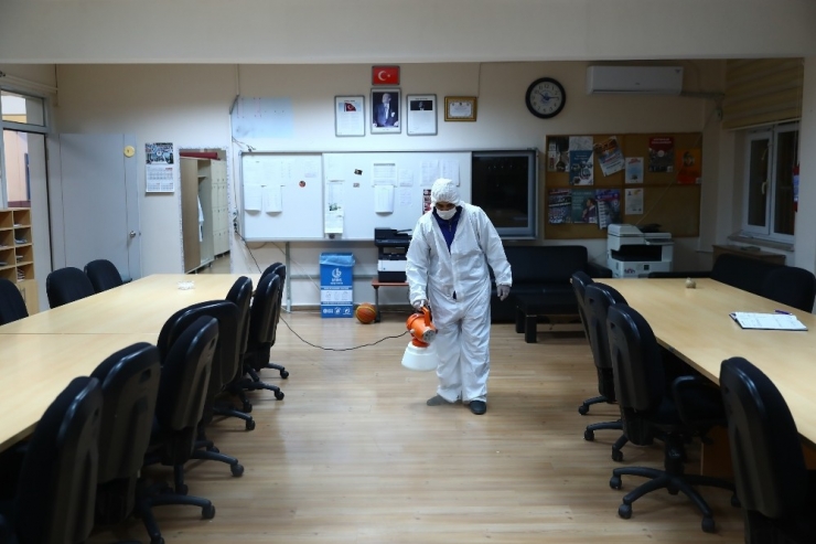 Bağcılar’da Okullar Ve Toplu Yaşam Alanları Gece Gündüz Dezenfekte Ediliyor