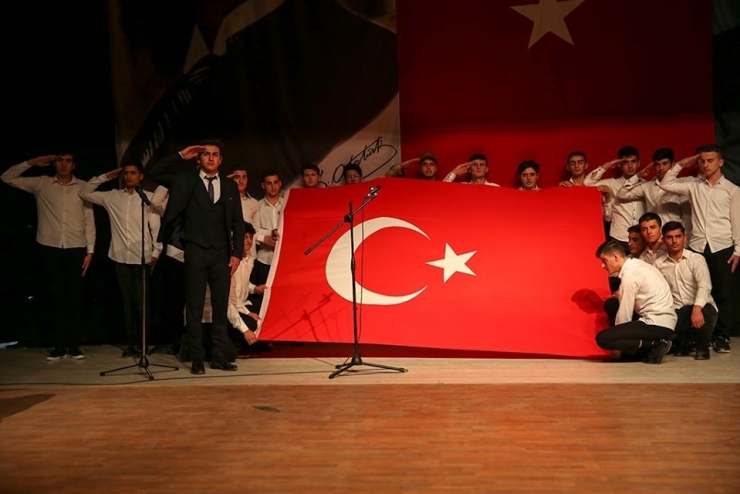 Lise Öğrencileri, ‘İstiklal Marşı’ Oratoryosu Sahneledi