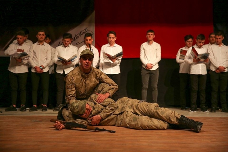 Lise Öğrencileri, ‘İstiklal Marşı’ Oratoryosu Sahneledi