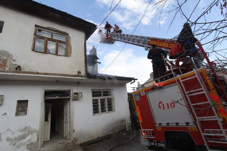 Evin Çatısında Çıkan Yangın Paniğe Neden Oldu