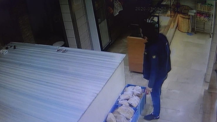 Önce Tatlı Yedi Sonra Sadaka Kutusunu Çaldı