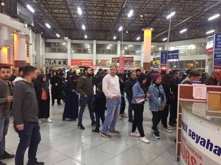 Okulları Tatil Oldu, Öğrenciler Yazıhanelere Akın Etti