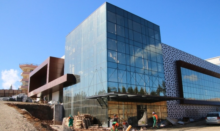 Çiğdem Yüzme Havuzunda Çalışmalar Süratle Devam Ediyor