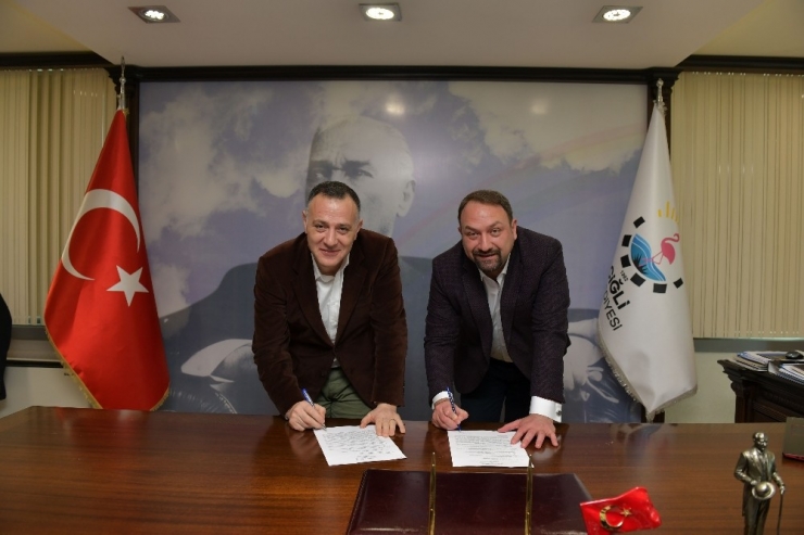 Başkan Gümrükçü, Kadınlar İçin İki Protokole Daha İmza Attı