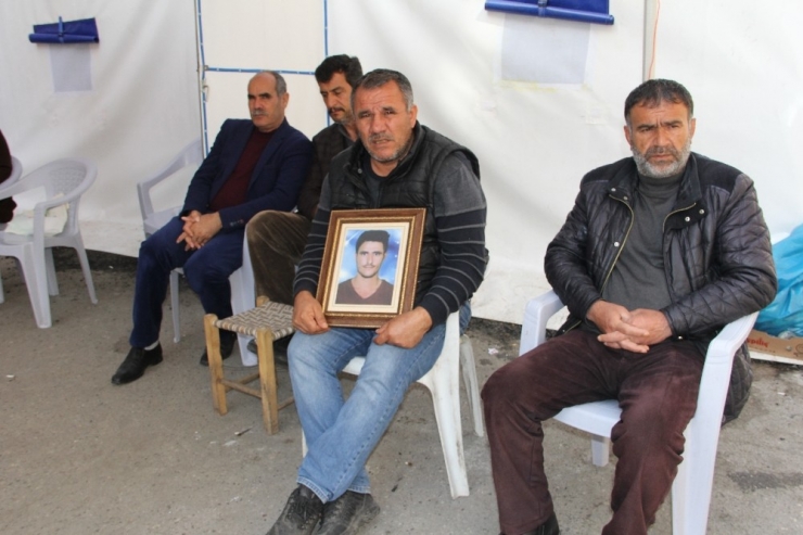 Hdp Önündeki Ailelerin Evlat Nöbeti 192’nci Gününde