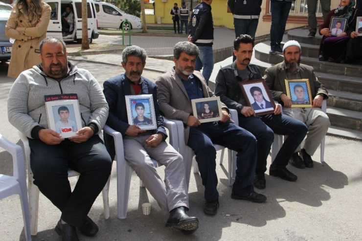 Hdp Önündeki Ailelerin Evlat Nöbeti 192’nci Gününde