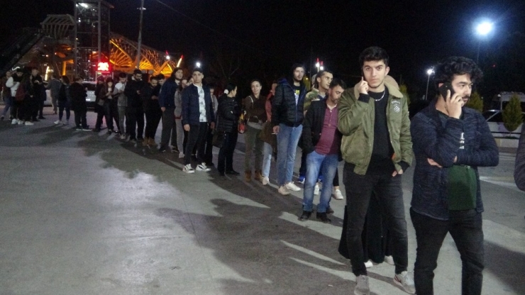 Okulların Tatil İlan Edilmesiyle Öğrenciler Otogara Akın Etti