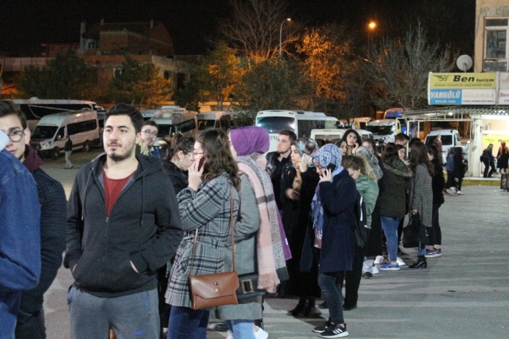 Okulların Tatil İlan Edilmesiyle Öğrenciler Otogara Akın Etti