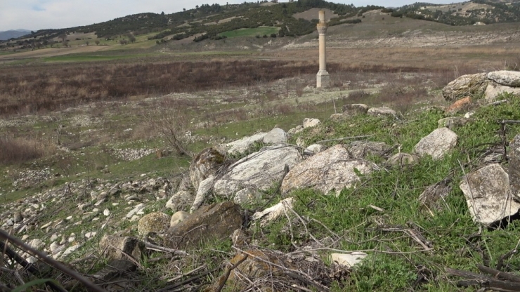Baraj Suları Çekilince Ortaya Çıkan Mezarlığa Dua Etmek İçin Geliyorlar