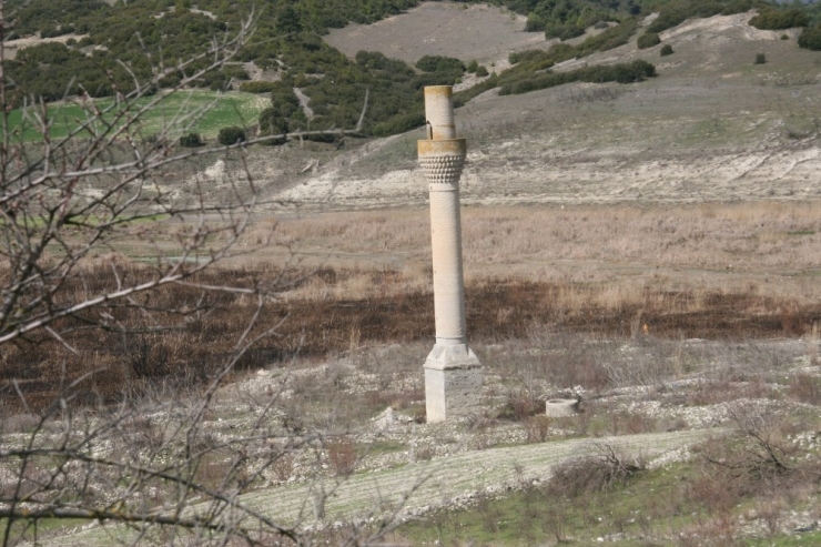 Baraj Suları Çekilince Ortaya Çıkan Mezarlığa Dua Etmek İçin Geliyorlar