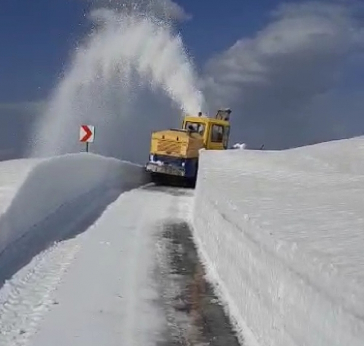 Kardan Kapanan Nemrut Dağı Yolu Yeniden Ulaşıma Açıldı