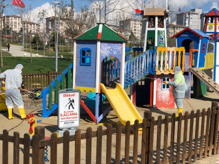 Büyükçekmece’de Çocuk Oyun Parkları Dezenfekte Ediliyor