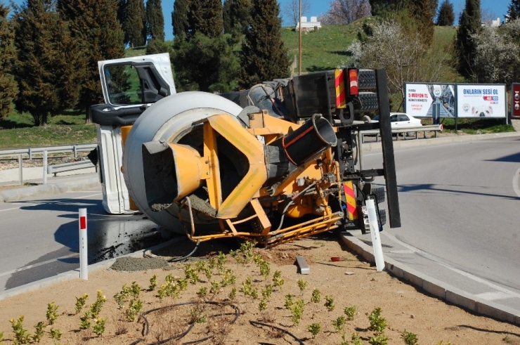 Beton Mikseri Devrildi, Sürücüyü Emniyet Kemeri Kurtardı