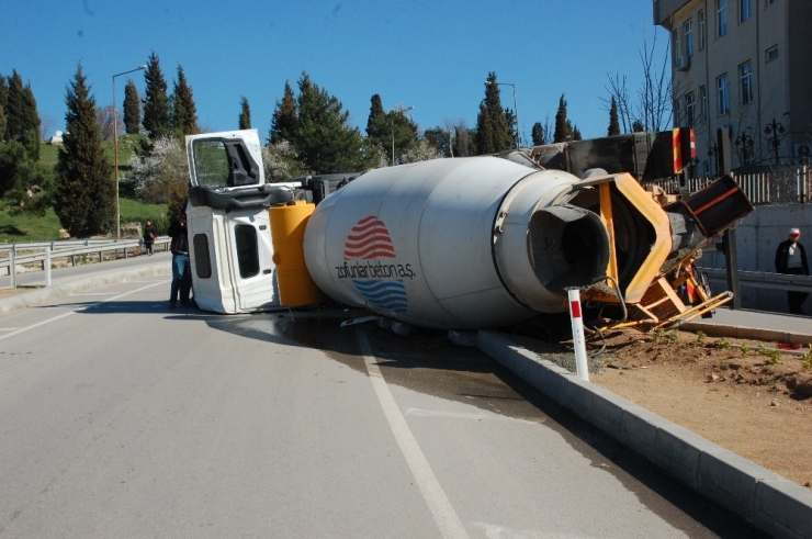 Beton Mikseri Devrildi, Sürücüyü Emniyet Kemeri Kurtardı