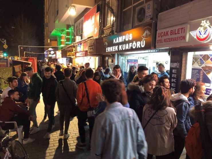 Eskişehir’de Öğrenciler Metrelerce Bilet Kuyruğu Oluşturdu