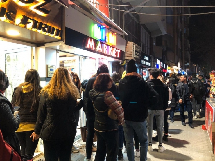 Eskişehir’de Öğrenciler Metrelerce Bilet Kuyruğu Oluşturdu