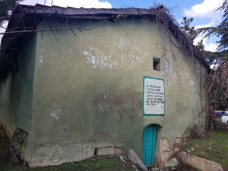 Tarihi Mezarlığa Defineciler Saldırdı