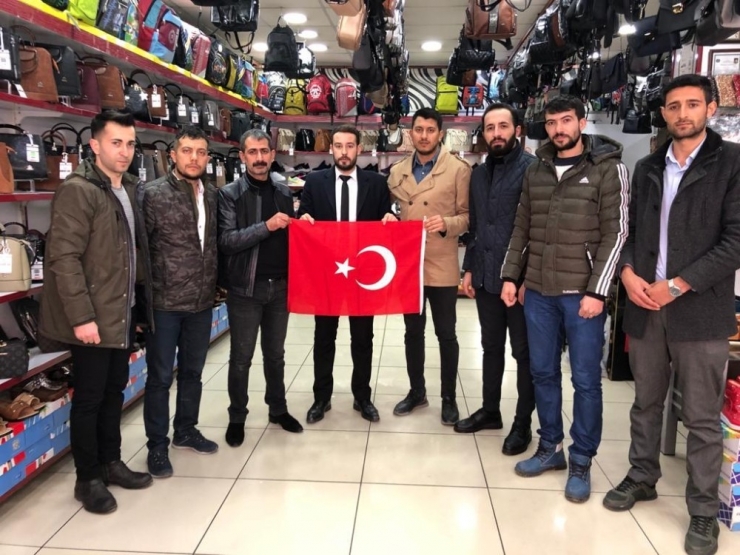 Battalgazi’de Bayrak Dağıtımı