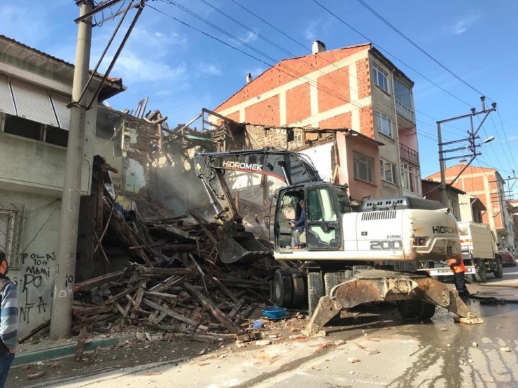 Gemlik’te Metruk Bina Yıkımı Devam Ediyor