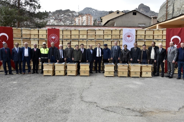 Gümüşhane’de Arıcılara 860 Adet Organik Kovan Dağıtıldı