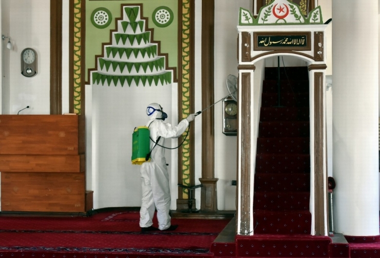 Aliağa’da Okul Ve Camiler Dezenfekte Ediliyor