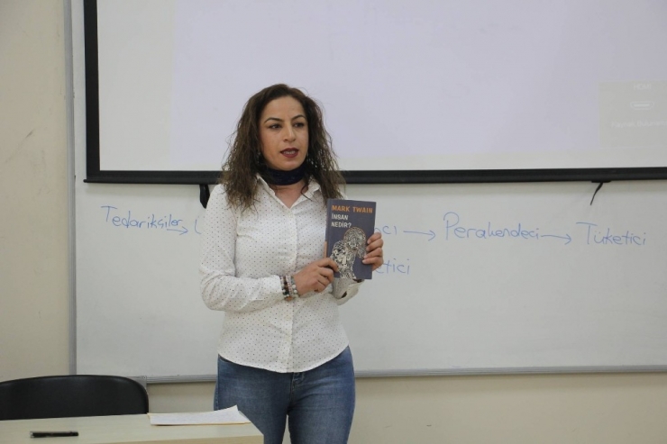 İletişim Öğrencilerine Topluluk Önünde Konuşma Öğretiliyor