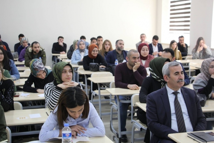 İletişim Öğrencilerine Topluluk Önünde Konuşma Öğretiliyor