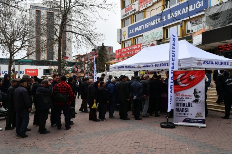 Isparta Belediyesinden Helva Dağıtımı