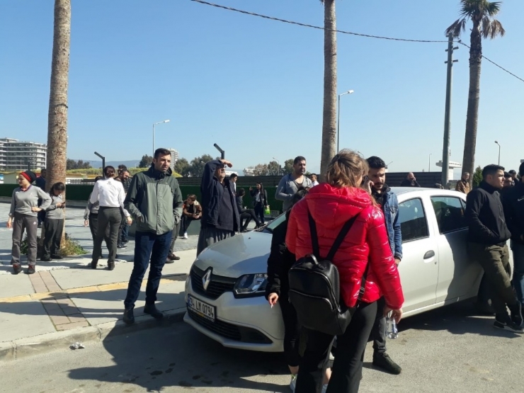 İzmir’in Bornova İlçesinde Elinde Silahlı Avm’ye Giren Bir Kişi Nedeniyle Alışveriş Merkezi Boşaltıldı. İçeriden Silah Sesleri Gelirken, Bölgeye Çok Sayıda Polis Ekibi Sevk Edildi.