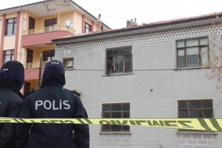 Yıkım Kararı Olan Evlerini Yıktırmamak İçin Anne Kız 2 Saat Ekiplere Direndi