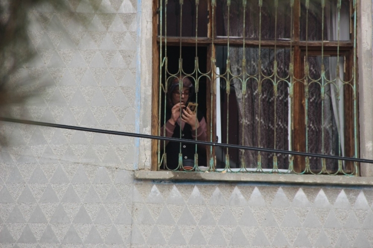 Yıkım Kararı Olan Evlerini Yıktırmamak İçin Anne Kız 2 Saat Ekiplere Direndi