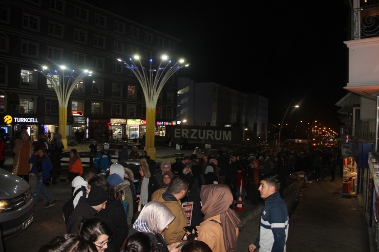 Sırada Bekleyen Öğrencilere Kolonyalı Önlem