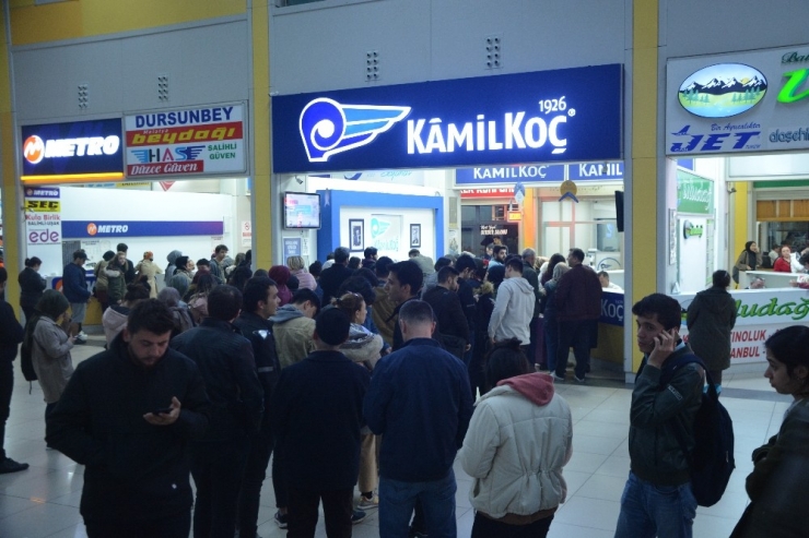 Öğrenciler Otogarı Doldurdu