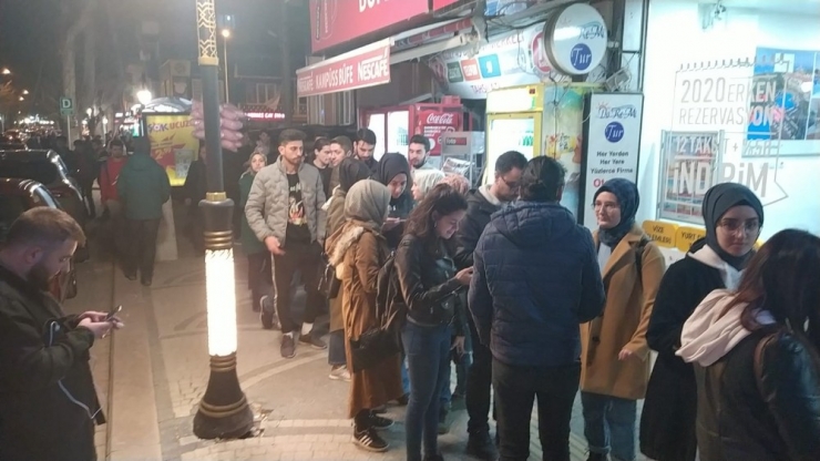 Bilet Satışı Yapan Firmaların Önünde Metrelerce Kuyruk Oluştu