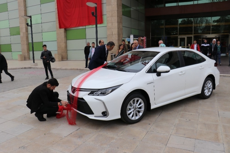 600 Tl’lik Alışveriş İle 200 Bin Tl Değerindeki Aracı Kazandı