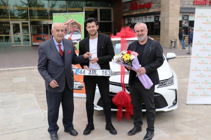 600 Tl’lik Alışveriş İle 200 Bin Tl Değerindeki Aracı Kazandı