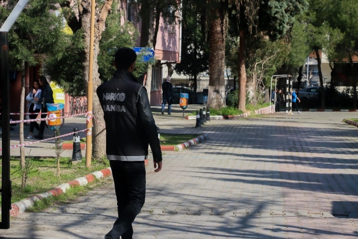Manisa’da Okul Önlerinde Narkotik Denetimi
