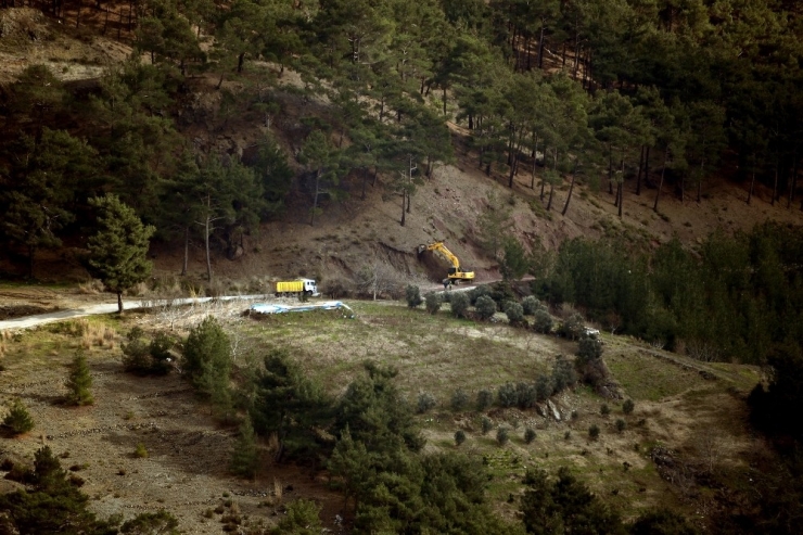 Eredmil’de Heyelanda Zarar Gören Yollar Onarılıyor