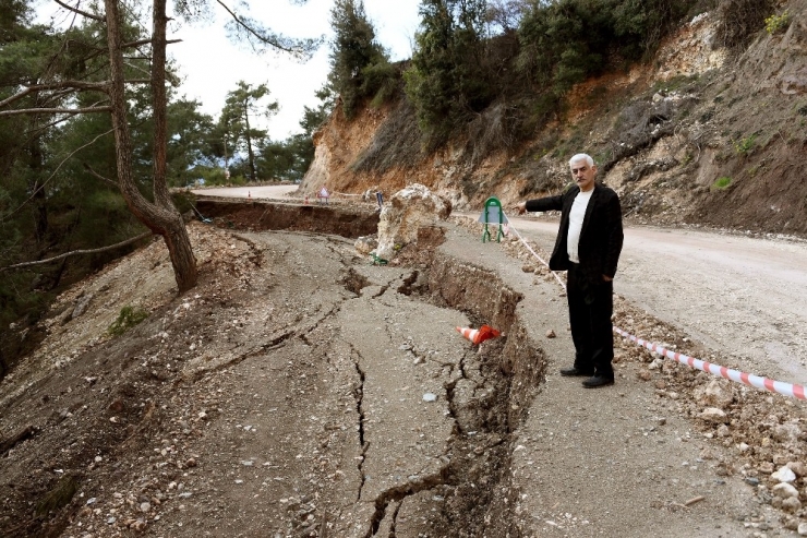 Eredmil’de Heyelanda Zarar Gören Yollar Onarılıyor