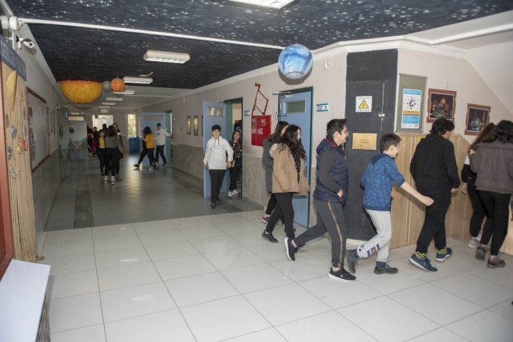 Mersin’de Öğrencilere Deprem Tatbikatı