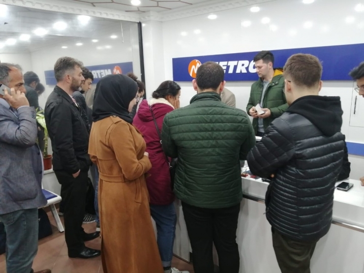 Rize’de Öğrenciler Otobüs Firmalarına Akın Etti