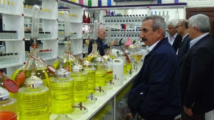 Siirtliler Kolonya Almak İçin Sıraya Girdi