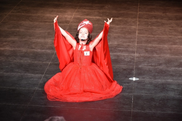 Öğrenciler İstiklal Marşını Güzel Okumak İçin Yarıştı