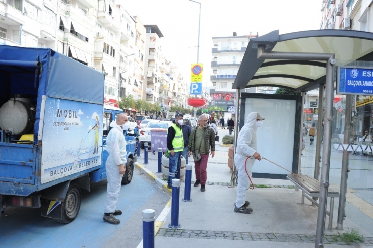 İzmir’de Korona Virüsüne Karşı Dezenfektan Harekatı
